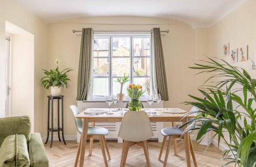 Windsor Casa | Stylish Traditional Cottage Windsor. Walk 2 Sights
