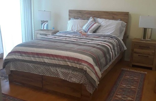 North Hills East Casa | Stylish Tri-level Townhouse Fully Furnished 2br, 2BA
