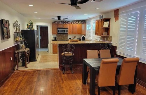 Chalmette Casa | Stylish Two-Bed Home with Spa Patio, Sunroom Gym