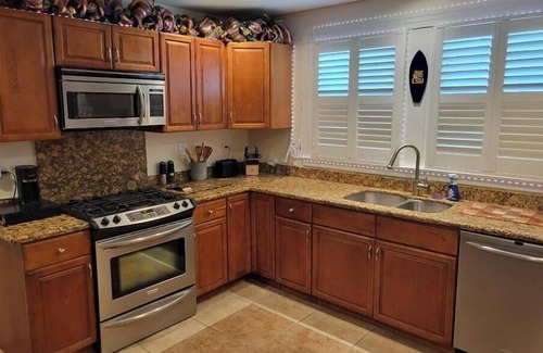 Chalmette Casa | Stylish Two-Bed Home with Spa Patio, Sunroom Gym