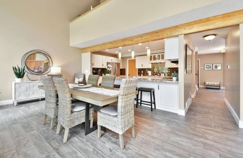 South Snyderville Basin Casa | Stylish, Updated, and Spacious Retreat: 3,600+ Sq Ft (twice the size of most others) – Walk to Cabriolet Lift