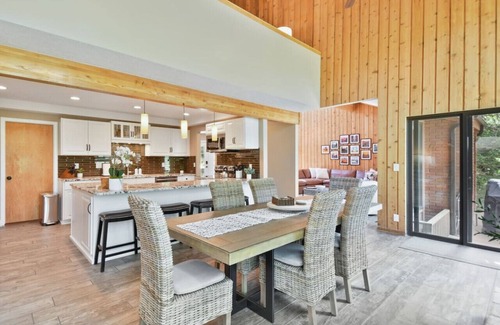 South Snyderville Basin Casa | Stylish, Updated, and Spacious Retreat: 3,600+ Sq Ft (twice the size of most others) – Walk to Cabriolet Lift