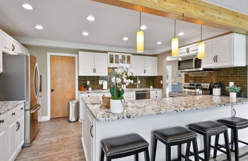South Snyderville Basin Casa | Stylish, Updated, and Spacious Retreat: 3,600+ Sq Ft (twice the size of most others) – Walk to Cabriolet Lift