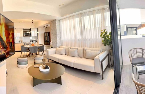 Viejo Arroyo Hondo Apartamento | Stylish Upscale Condo, Amazing Terrace with Pool, Great City Views, Near All