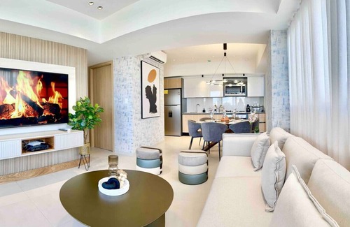 Viejo Arroyo Hondo Apartamento | Stylish Upscale Condo, Amazing Terrace with Pool, Great City Views, Near All