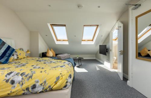 Staple Hill Apartamento | Stylish Urban Retreat- Fast WiFi & Private Ensuite