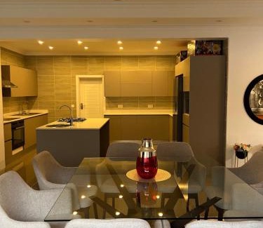 Lusaka Central Apartamento | Stylish Urban Retreat - Spacious 3-Bedroom Apartment- VI