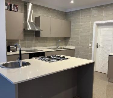 Lusaka Central Apartamento | Stylish Urban Retreat - Spacious 3-Bedroom Apartment- VI