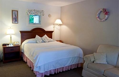 Lincolnville Casa | Stylish Vacation Rental for Couples Overlooking West Penobscot Bay, Maine