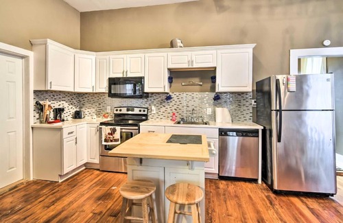 Vicksburg Apartamento | Stylish Vicksburg Apt with Porch - 2 Mi to Casino!