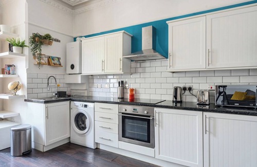 Croham Casa | Stylish Victorian Flat | 3 Min Walk to Station
