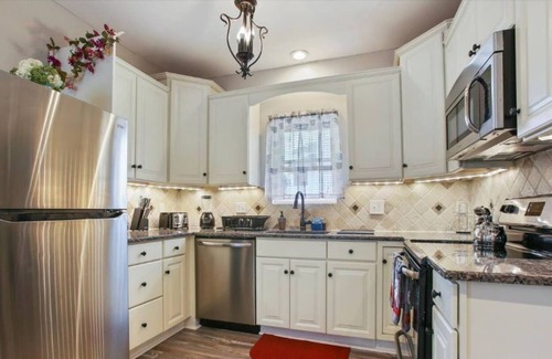 Pittston Casa | Stylish Victorian Oasis Great Location 2 Queen Beds close to Airport
