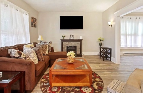 Pittston Casa | Stylish Victorian Oasis Great Location 2 Queen Beds close to Airport