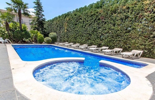 Portell Villa | ¡Villa con estilo en la campiña catalana, para 27!