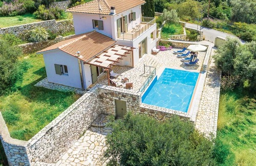 Mikros Gialos Villa | 2 habitaciones, 2 baños con piscina privada, aire acondicionado gratuito, WiFi y toallas de piscina, pérgola, barbacoa incorporada y artículos de tocador.