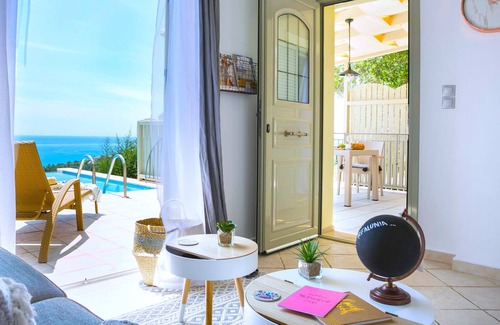 Trapezaki Villa | Villa con estilo con impresionantes vistas panorámicas al mar y piscina privada