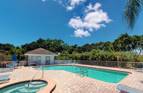 Whitney Beach Villa | Elegante villa con piscina compartida, bañera de hidromasaje y tenis: ¡momentos de la playa!