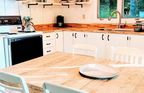 Nipissing Cabina | Stylish Waterfront Cottage, flat private Beach, North of Muskoka
