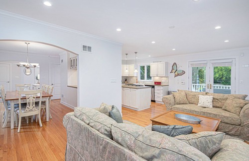 Lakeside Casa | Stylish & Well-Equipped Home with Private Outdoor Pool, WiFi, Deck, Gas Grill