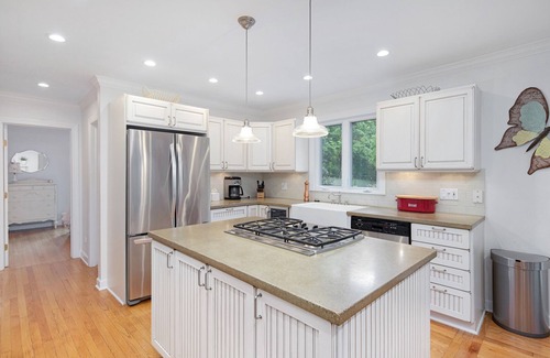 Lakeside Casa | Stylish & Well-Equipped Home with Private Outdoor Pool, WiFi, Deck, Gas Grill