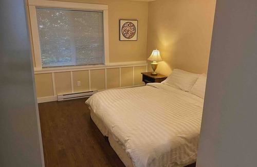 Chemainus Cama Y Desayuno | Stylish West Coast King Suite B&B