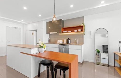 West End Apartamento | Stylish West End Stay with Rooftop Pool & BBQ