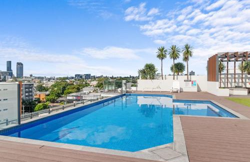 West End Apartamento | Stylish West End Stay with Rooftop Pool & BBQ