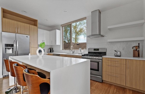 East Queen Anne Casa | Stylish Westlake 2BR, nr Shopping & Entertainment, by Blueground