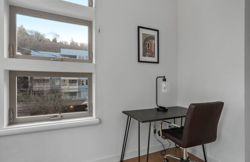 East Queen Anne Casa | Stylish Westlake 2BR, nr Shopping & Entertainment, by Blueground