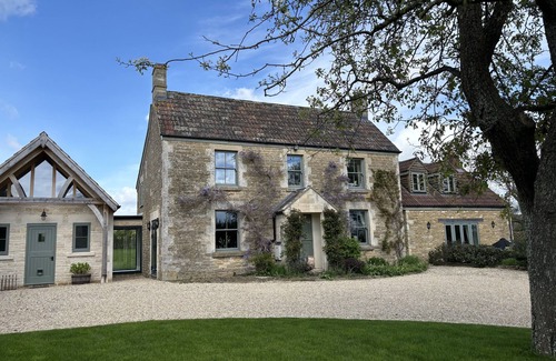 Whitley Casa | Stylish Wiltshire Country Cottage Retreat with Garden