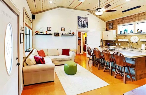 Dripping Springs Casa | Stylish Zen Cottage at KC Memory Lane