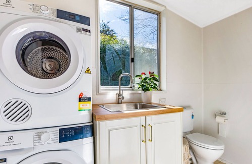 Bundanoon Cabaña | Stylishly charming 2 bedroom country retreat - 300m from village