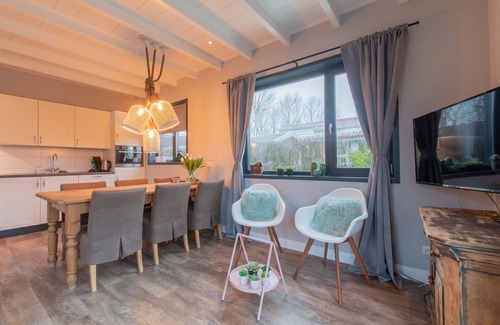 Baarland Casa | Stylishly furnished bungalow in Baarland