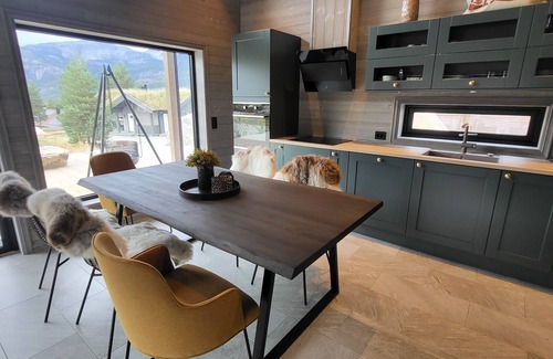 Kviteseid Cabina | Stylishly furnished chalet with a large terrace in Vrådal