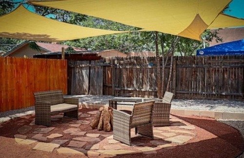 University Heights Casa | Stylishly Small House @Nob Hill/UNM Area /King Bed