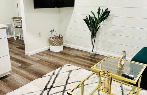 Chatham Crescent Apartamento | Stylist 1 bedroom condo close to downtown and major hospital hospitals