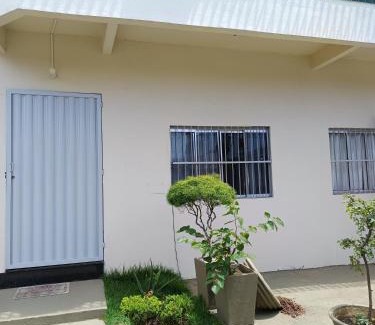 Parque Jacaraipe Casa | Suíte bem localizada, perto da praia, ar-condicionado e garagem