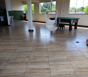 Parque Jacaraipe Casa | Suíte bem localizada, perto da praia, ar-condicionado e garagem