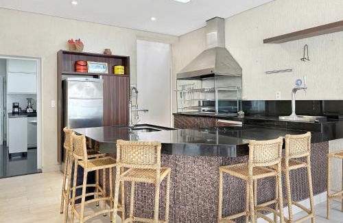 Enseada Apartamento | Suíte Churrasqueira Piscina AC Perto da Praia