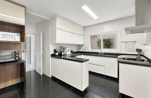 Enseada Apartamento | Suíte Churrasqueira Piscina AC Perto da Praia