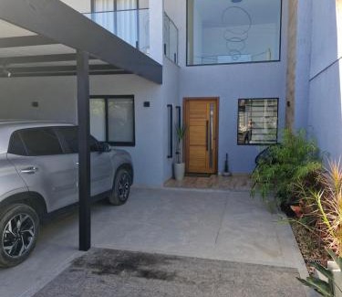 Niteroi Casa | Suíte com varanda em casa moderna e familiar da Mirian
