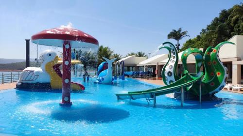 Capitolio Casa | Suíte com Vista para o Lago em Capitólio, acesso a piscina adulto e infantil, quadra de beach tênis e playgroud