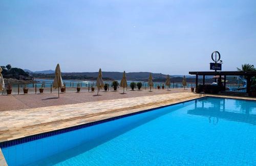 Capitolio Casa | Suíte com Vista para o Lago em Capitólio, acesso a piscina adulto e infantil, quadra de beach tênis e playgroud