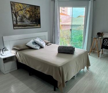 Capoeiras Casa | Suíte Conforto com AR, TV e sacada em Florianópolis