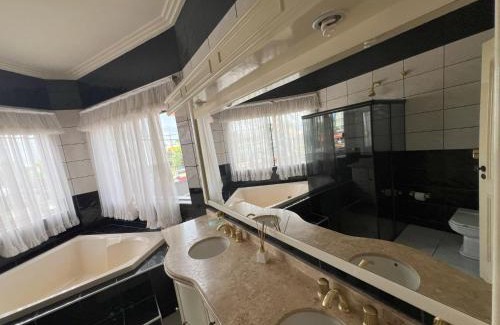 Sinop Casa | Suíte de luxo no centro com closet e hidromassagem