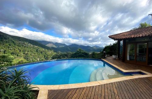 Moura Brasil Casa | Suíte em Condomínio de Luxo em Casa de Família