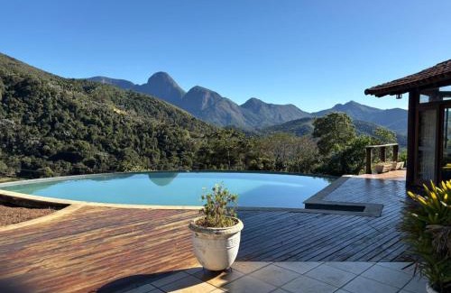 Moura Brasil Casa | Suíte em Condomínio de Luxo em Casa de Família