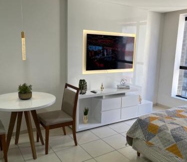 Caminho das Arvores Apartamento | Suíte luxo com tela de cinema no América Towers Studio Residence