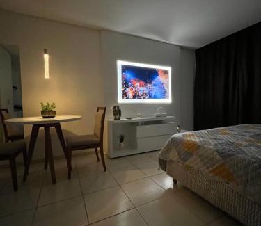 Caminho das Arvores Apartamento | Suíte luxo com tela de cinema no América Towers Studio Residence