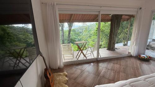 Guaratiba Casa | Suíte na montanha - Recreio dos Bandeirantes - entrada independente, com vista pra Floresta